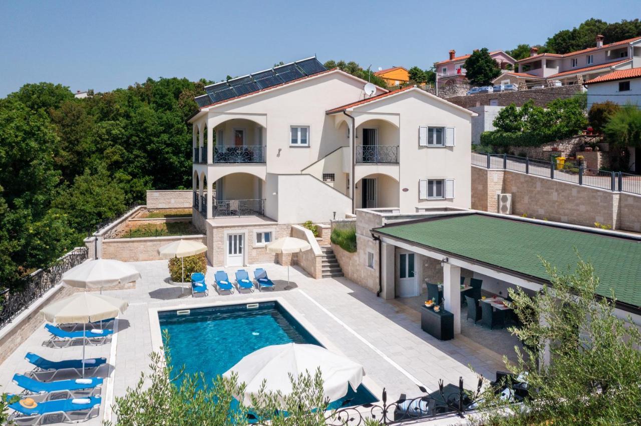 Villa Vires 라빈 외부 사진