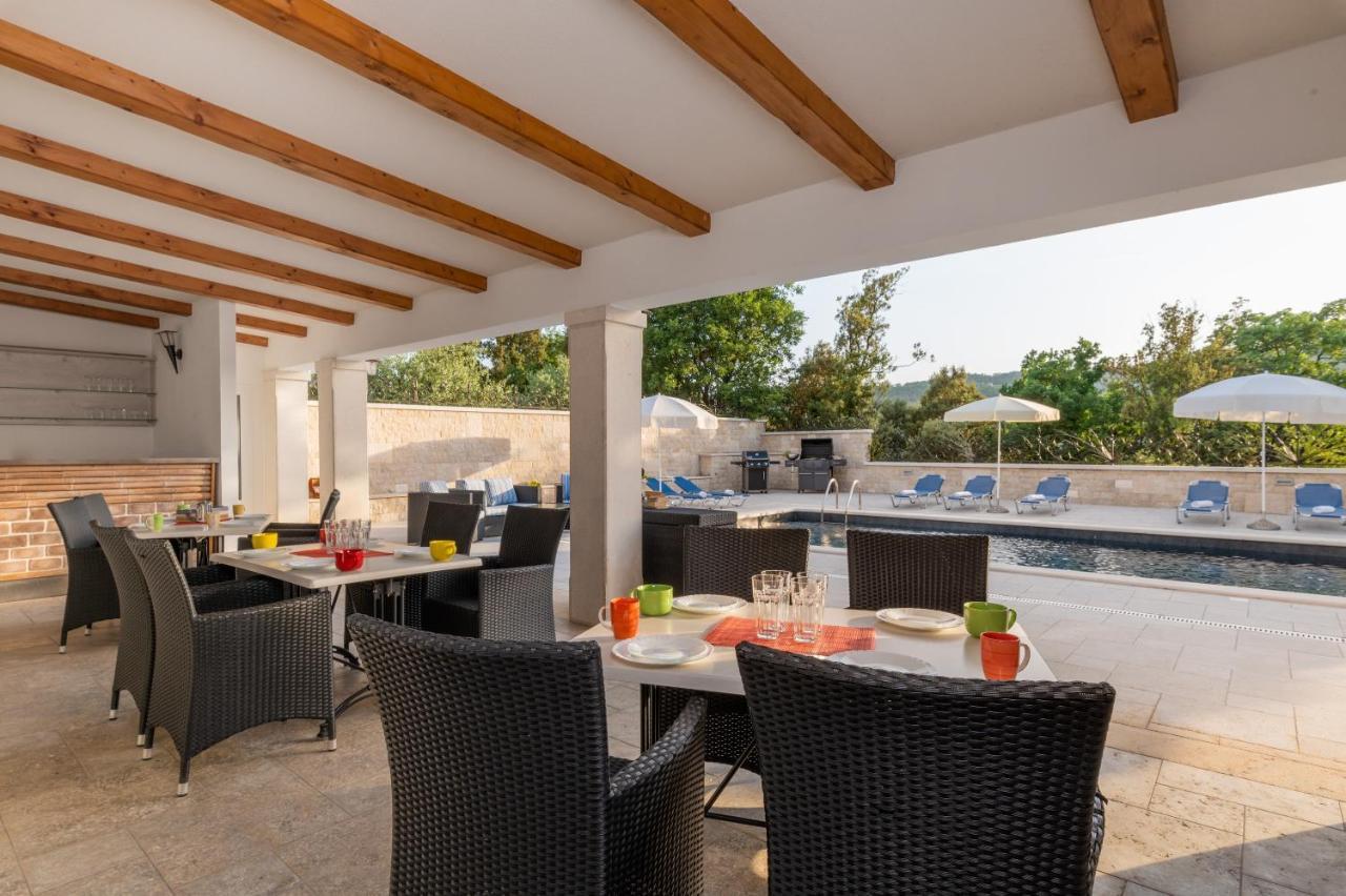Villa Vires 라빈 외부 사진